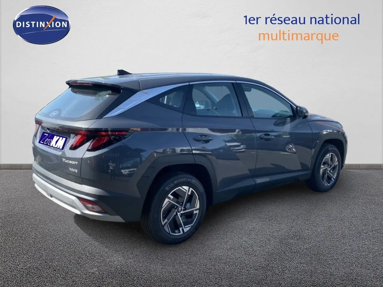 Vue 3/4 arrière droite du Hyundai Tucson gris Ecotronic Metal, soulignant ses lignes modernes et ses jantes bi-ton.
