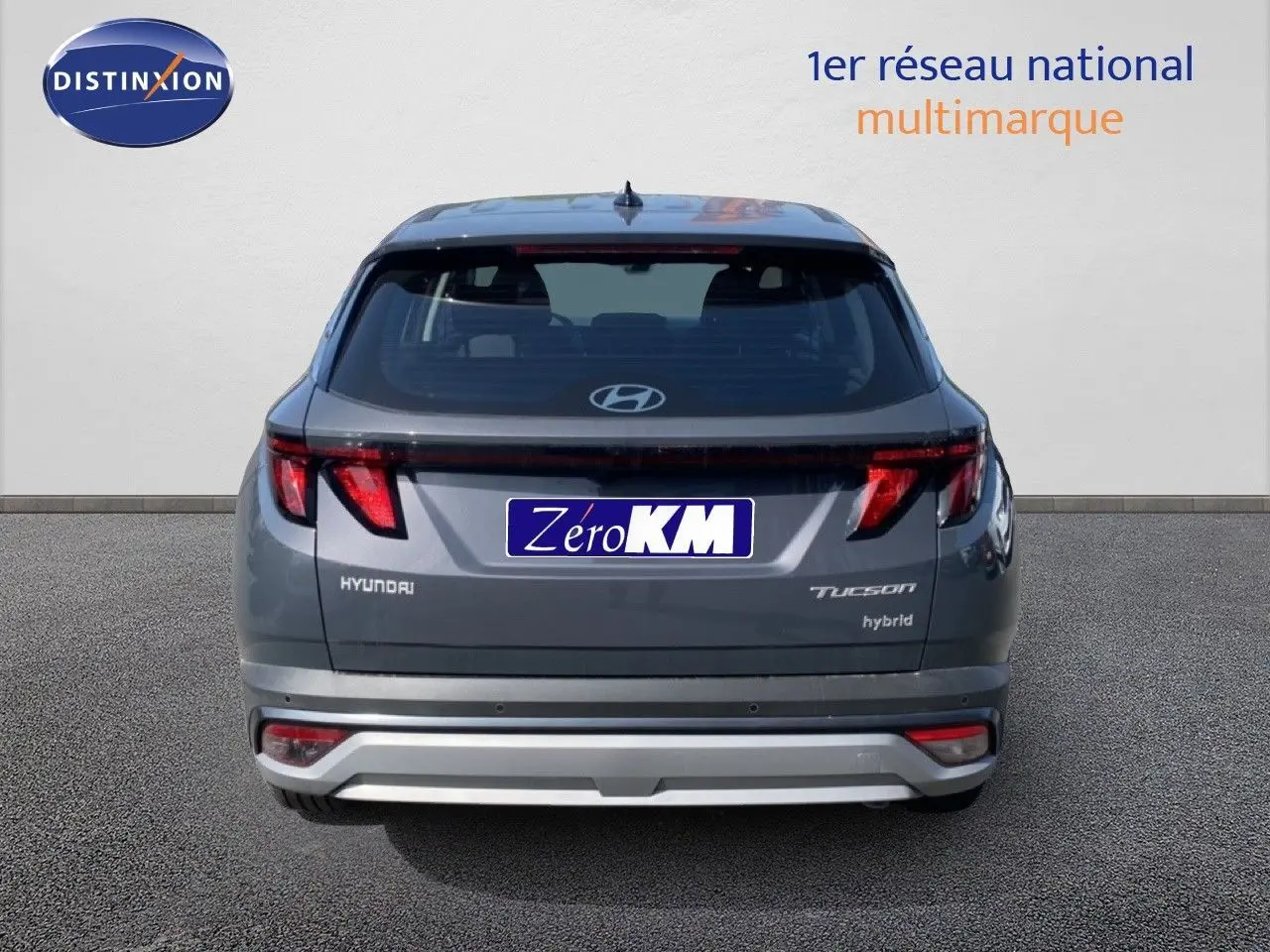 Vue arrière d'un Hyundai Tucson gris Ecotronic Metal 2026 avec logo et feux arrière LED distinctifs.