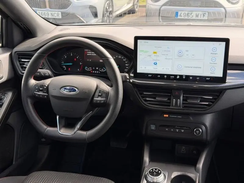 Vue intérieure centrée sur le volant cuir multifonction et l'écran tactile large de la Ford Focus 2025 gris lunaire.