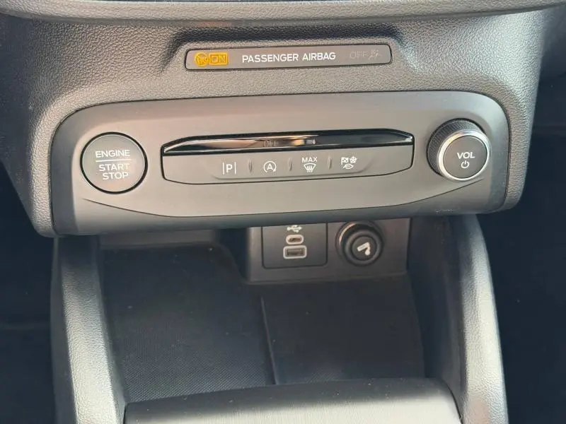 Vue rapprochée du tableau de bord central gris foncé de la Ford Focus 2025 avec bouton start/stop et commandes multimédia.