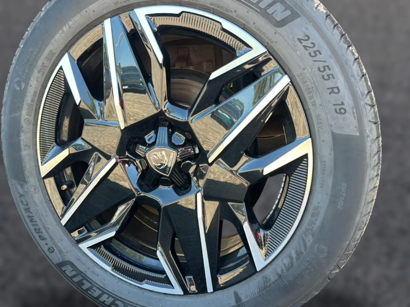 Gros plan sur la jante alu noire et argentée de 19 pouces du Peugeot 3008 gris 1.2 hybrid 145 GT.