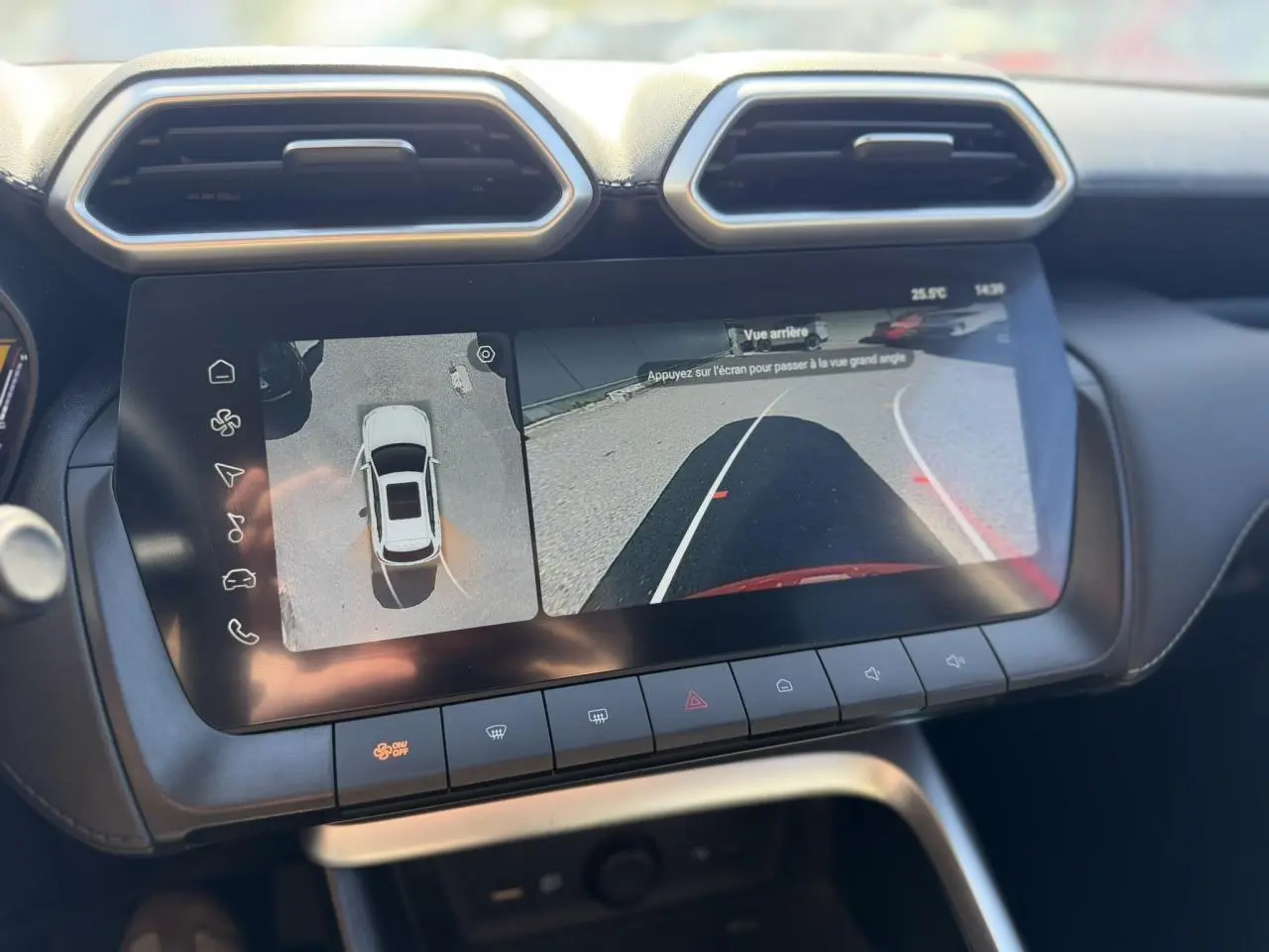 Écran tactile intérieur montrant la caméra 360° et vue arrière du MG Motor ZS rouge Diamond, tableau de bord noir.
