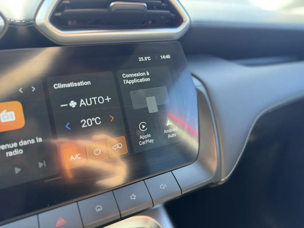 Écran tactile central du MG ZS 1.5 Hybrid+ 197 Luxury 2025, affichant climatisation et connectivité Apple CarPlay.
