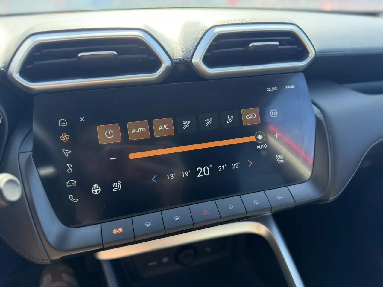Écran tactile central du MG ZS 1.5 Hybrid+ 2025, affichant la climatisation automatique, entouré d'aérateurs hexagonaux.