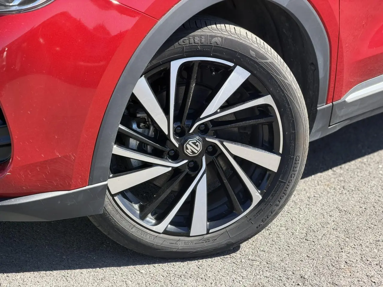 Gros plan sur la roue avant gauche du MG ZS rouge Diamond 2025 avec jante alliage noire et argentée.