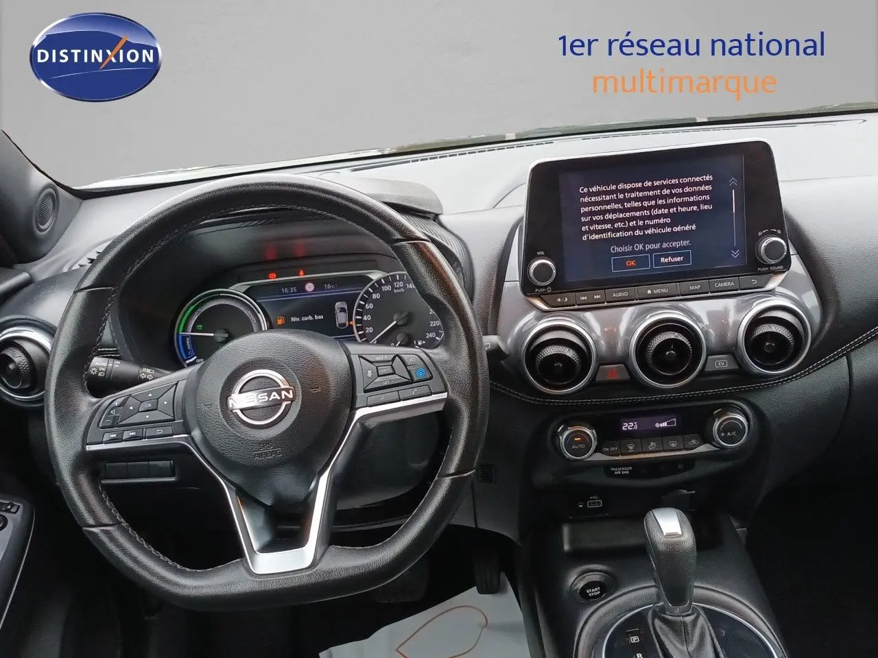 Vue intérieure centrée sur le volant cuir et le tableau de bord du Nissan Juke Hybrid 2024 noir métal.