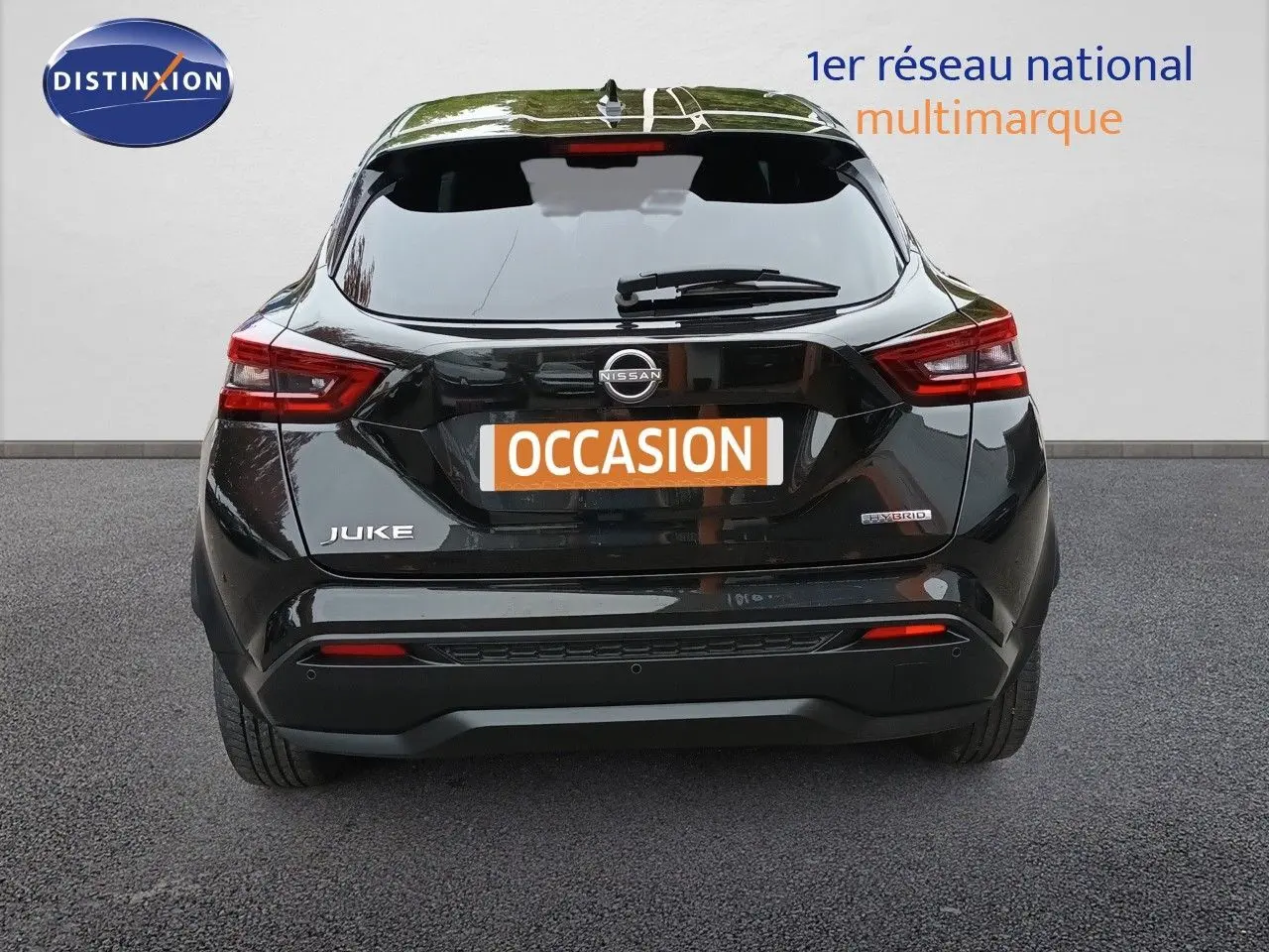 Vue arrière d'un Nissan Juke Hybrid 143ch Business+ noir métal, avec feux arrière LED et badge hybride visible.