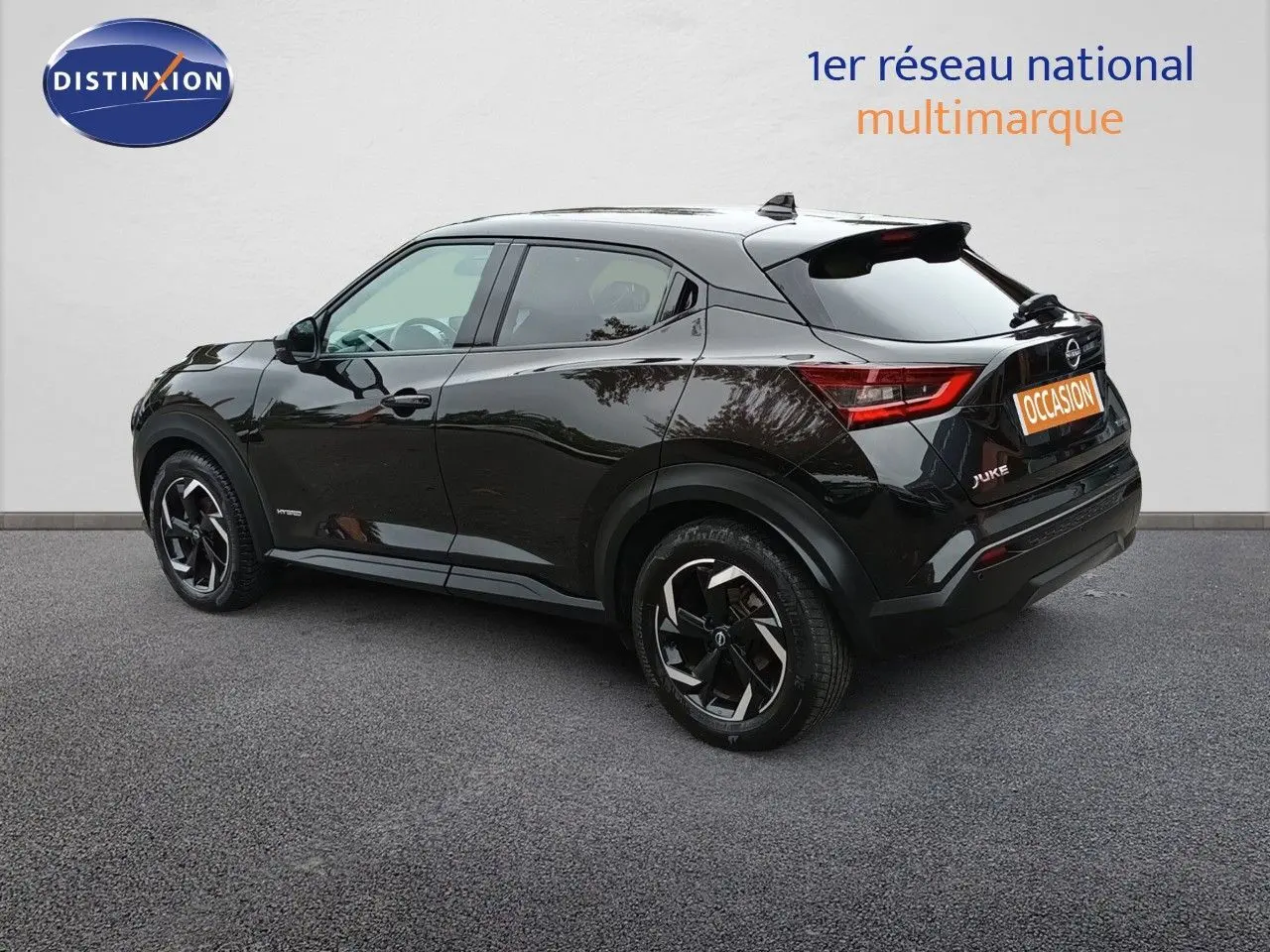 Nissan Juke Hybrid 143ch Business+ noir métal en 3/4 arrière droit avec jantes noires et toit noir.