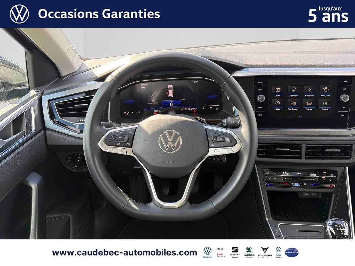 Vue centrée sur le volant cuir et le tableau de bord digital de la Volkswagen Polo 2025 avec écran tactile et commandes multifonctions.