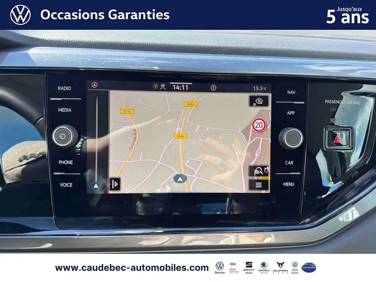 Écran tactile de navigation 8 pouces dans l’habitacle d’une Volkswagen Polo 2025, finition noire brillante.