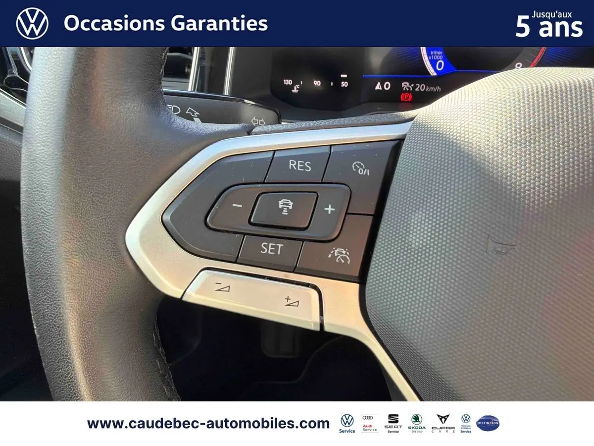 Gros plan sur les commandes du volant cuir de la Volkswagen Polo 2025, mettant en valeur les boutons multifonctions.