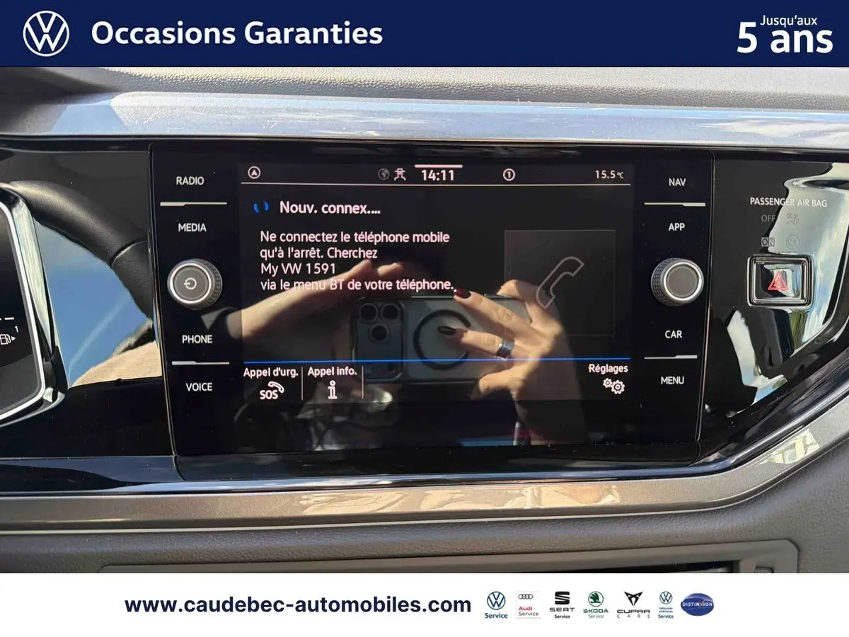 Écran tactile central du tableau de bord de la Volkswagen Polo 2025 avec interface radio et navigation visible.