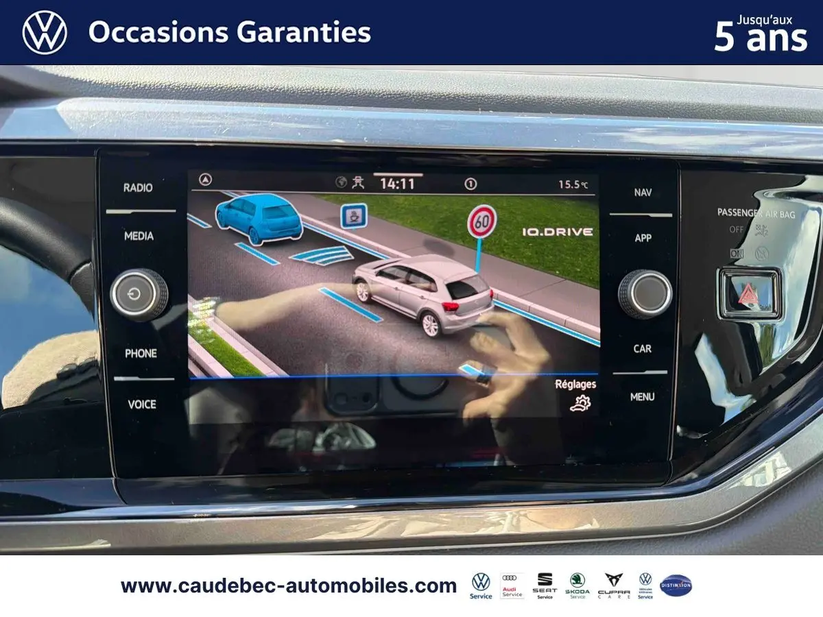 Écran tactile intérieur montrant l’aide à la conduite du Volkswagen Polo 2025 en noir intense nacré.