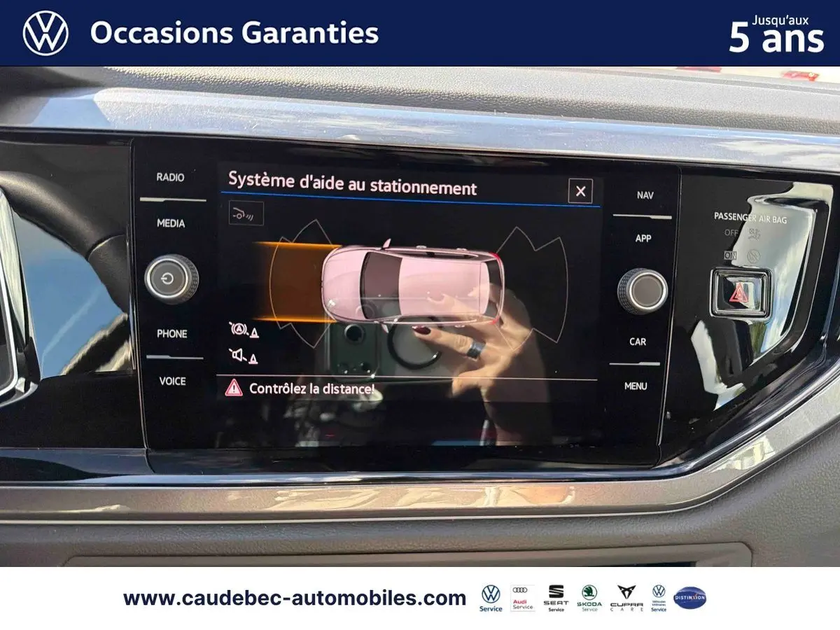 Écran tactile du système d'aide au stationnement de la Volkswagen Polo 2025, vue intérieure centrale.