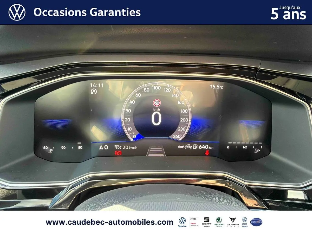 Vue rapprochée du combiné d'instruments digital de la Volkswagen Polo 2025 affichant la vitesse à 0 km/h.