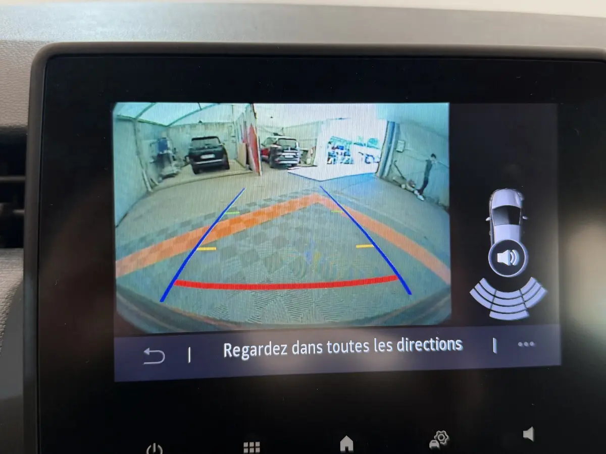Affichage de la caméra de recul du Renault Clio noir, vue arrière avec lignes de guidage colorées sur écran tactile.