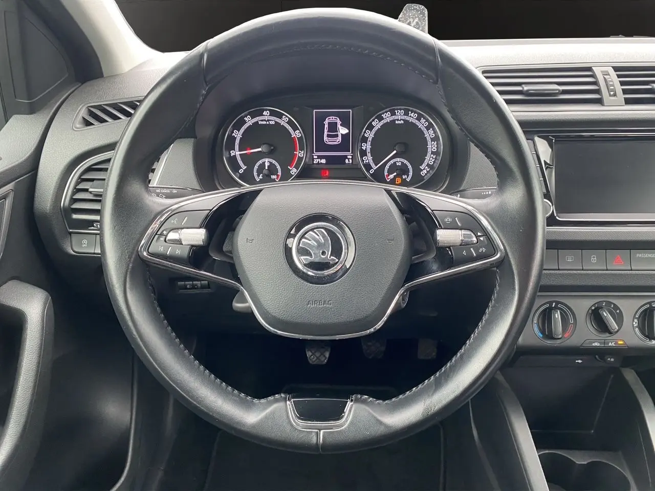 Vue intérieure centrée sur le volant noir de la Skoda Fabia 2021 avec tableau de bord et commandes visibles.