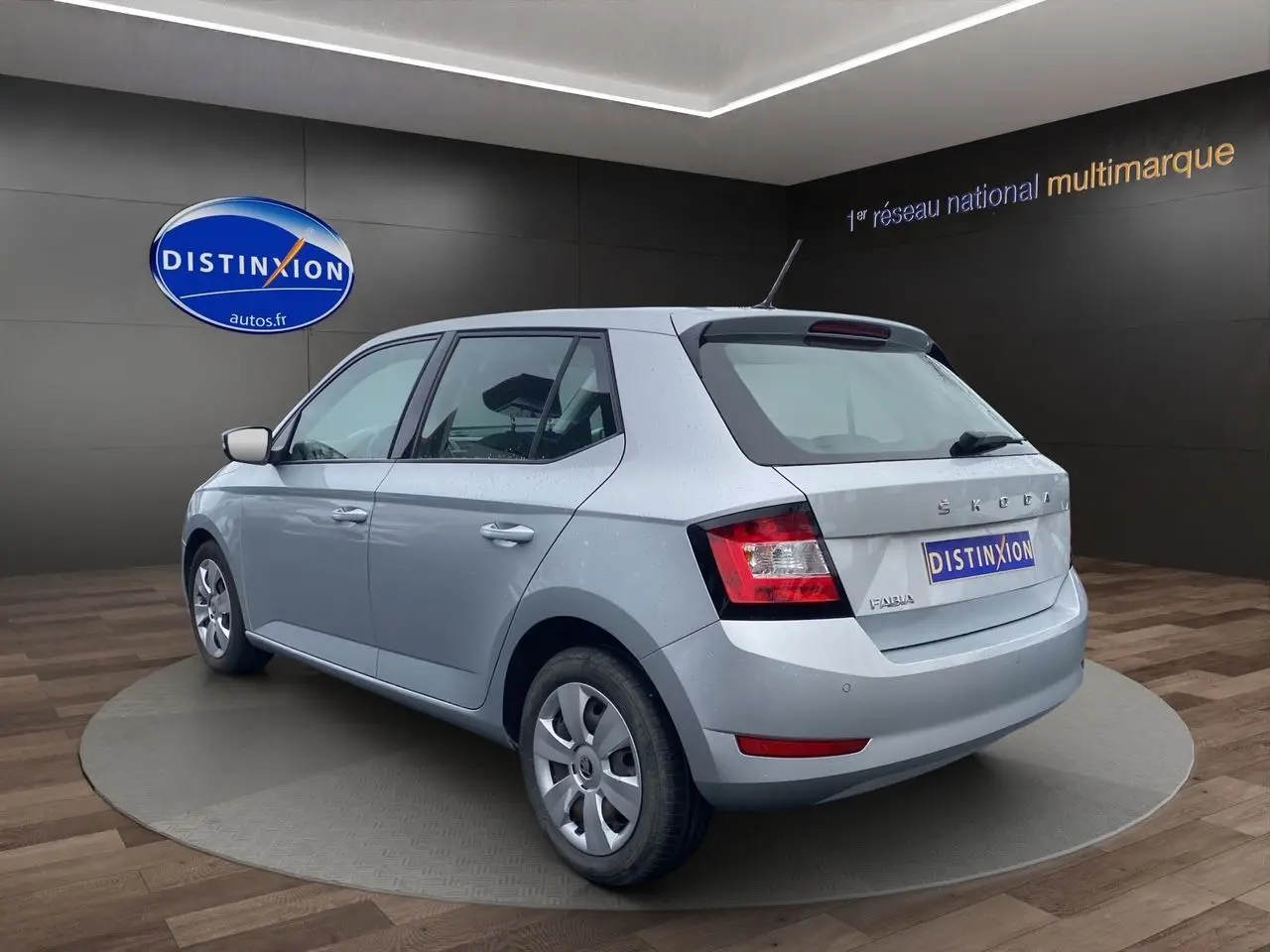 Vue 3/4 arrière droite d'une Skoda Fabia gris argent 2021 avec jantes acier et feux arrière distinctifs.