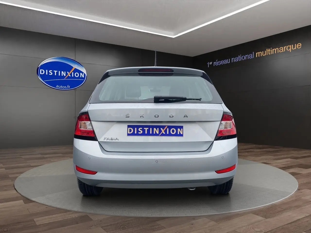 Vue arrière d'une Skoda Fabia gris argent 2021, avec badge distinctif et capteurs d'aide au parking visibles.