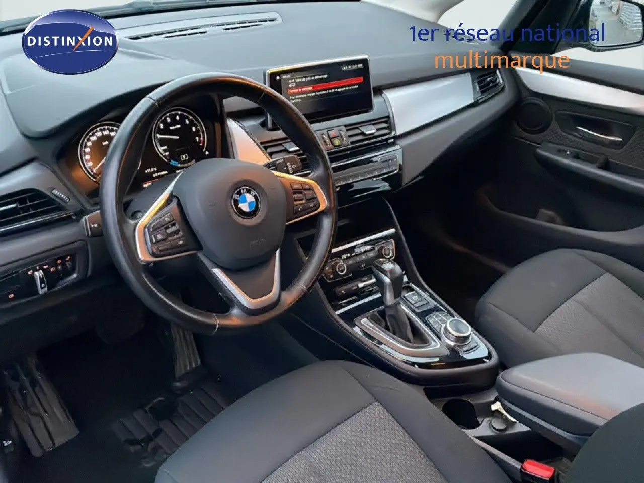 Vue intérieure côté conducteur de la BMW Série 2 Active Tourer 225XE noire, avec tableau de bord et volant multifonction.