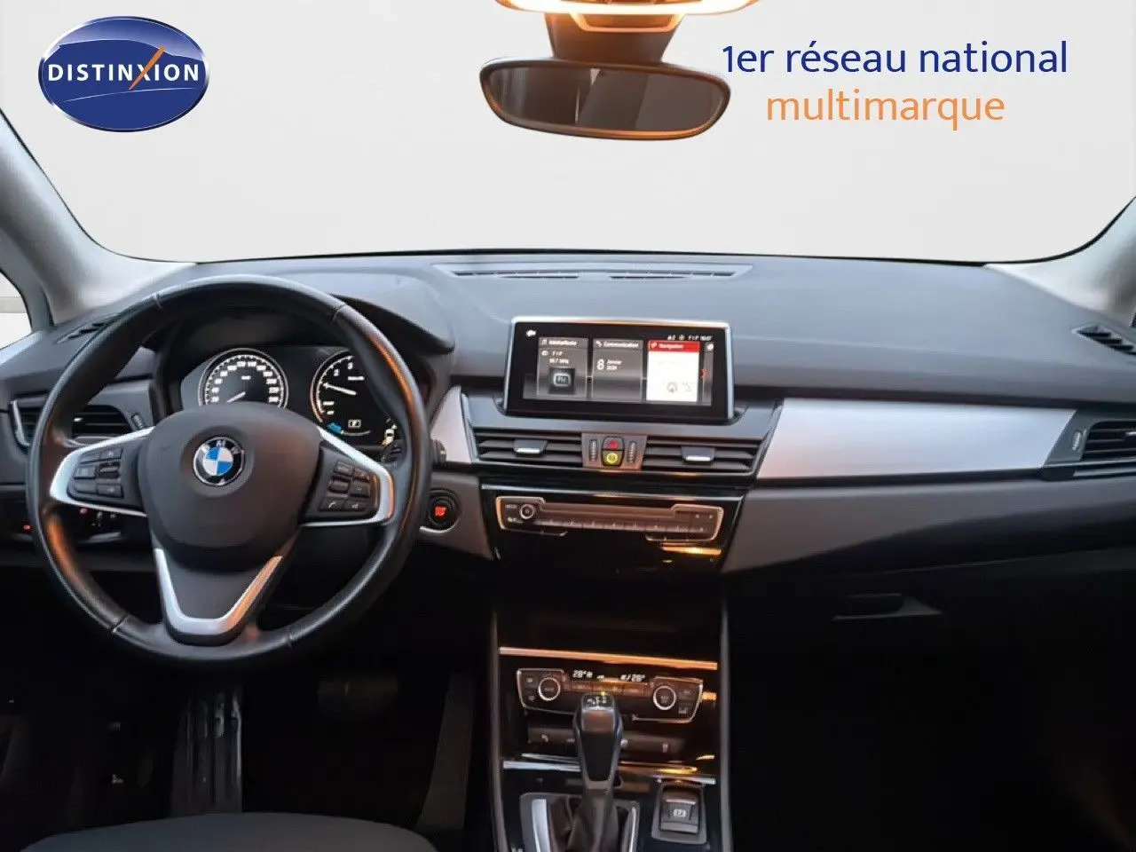 Vue intérieure du tableau de bord de la BMW Série 2 Active Tourer 225XE noire, avec écran central et volant multifonction.