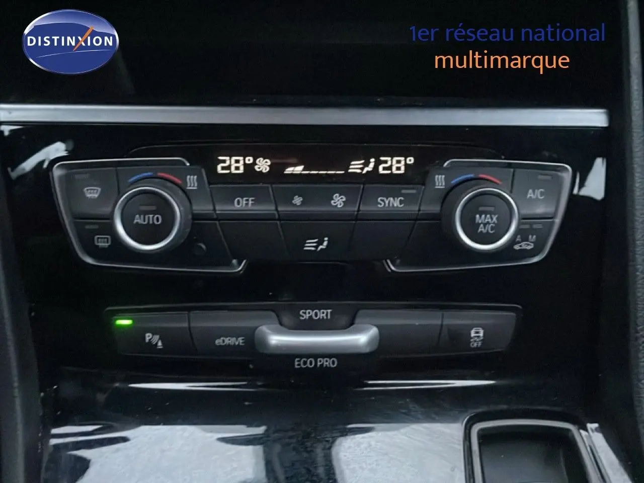 Gros plan sur la console centrale noire avec commandes de climatisation et modes de conduite du BMW Série 2 Active Tourer.