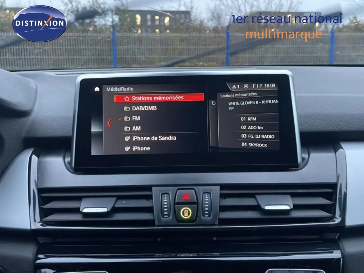 Vue intérieure centrée sur l’écran multimédia de la BMW Série 2 Active Tourer 225XE noir, affichant les stations radio mémorisées.