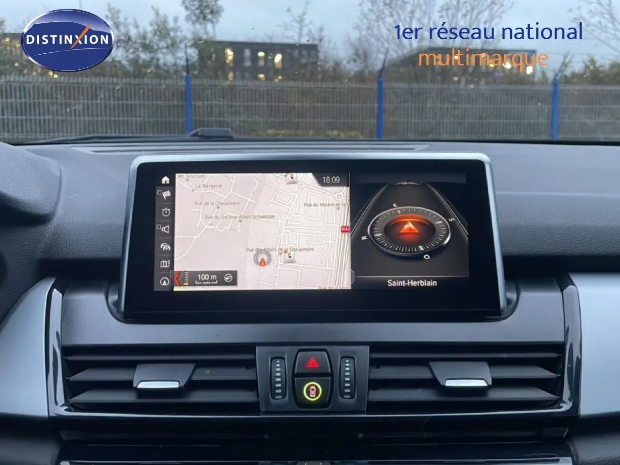 Vue intérieure centrée sur l'écran tactile du tableau de bord de la BMW Série 2 Active Tourer noir saphir, affichant la navigation.
