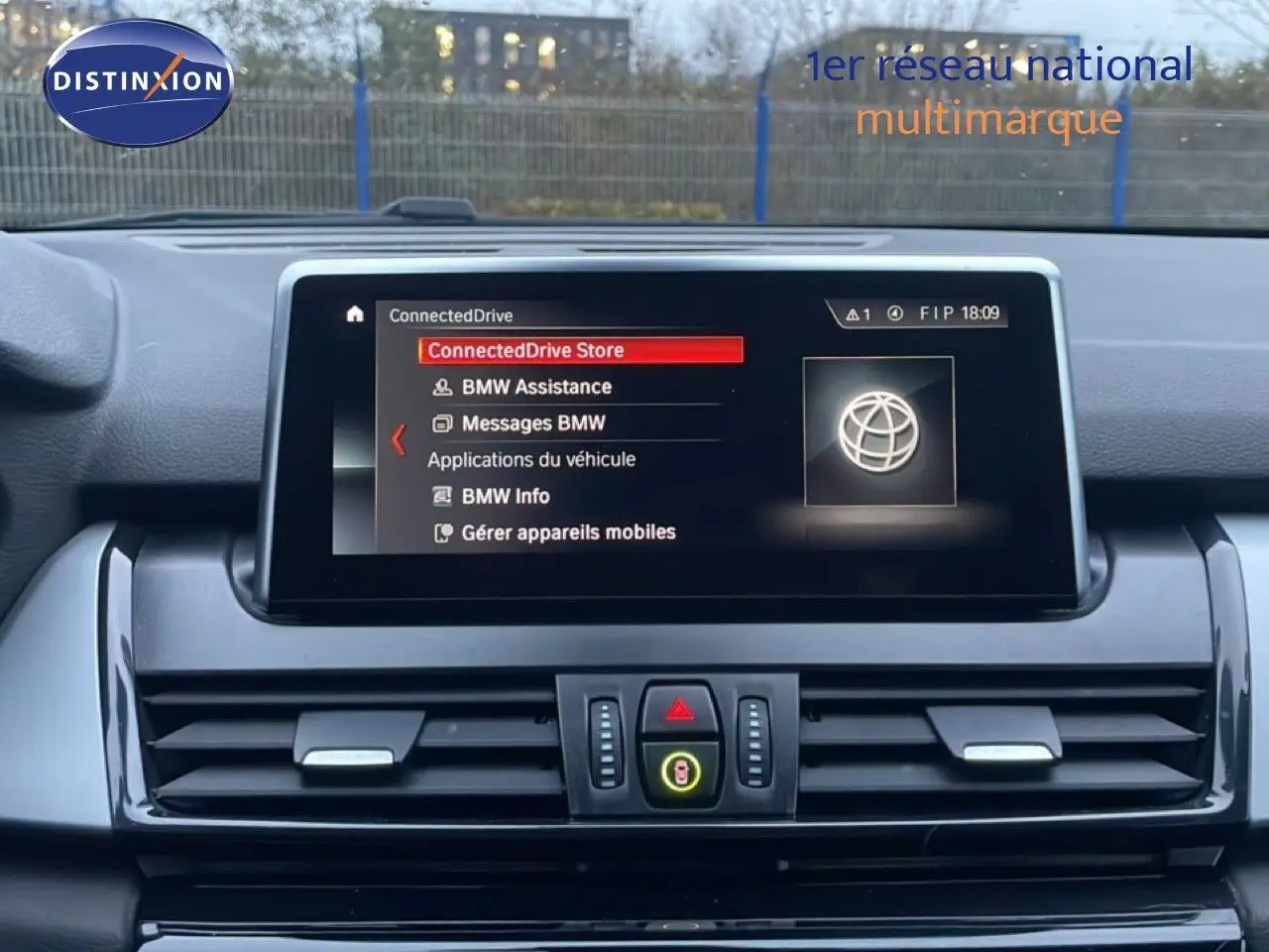 Écran central tactile de la BMW Série 2 Active Tourer noir, affichant le menu ConnectedDrive en intérieur.