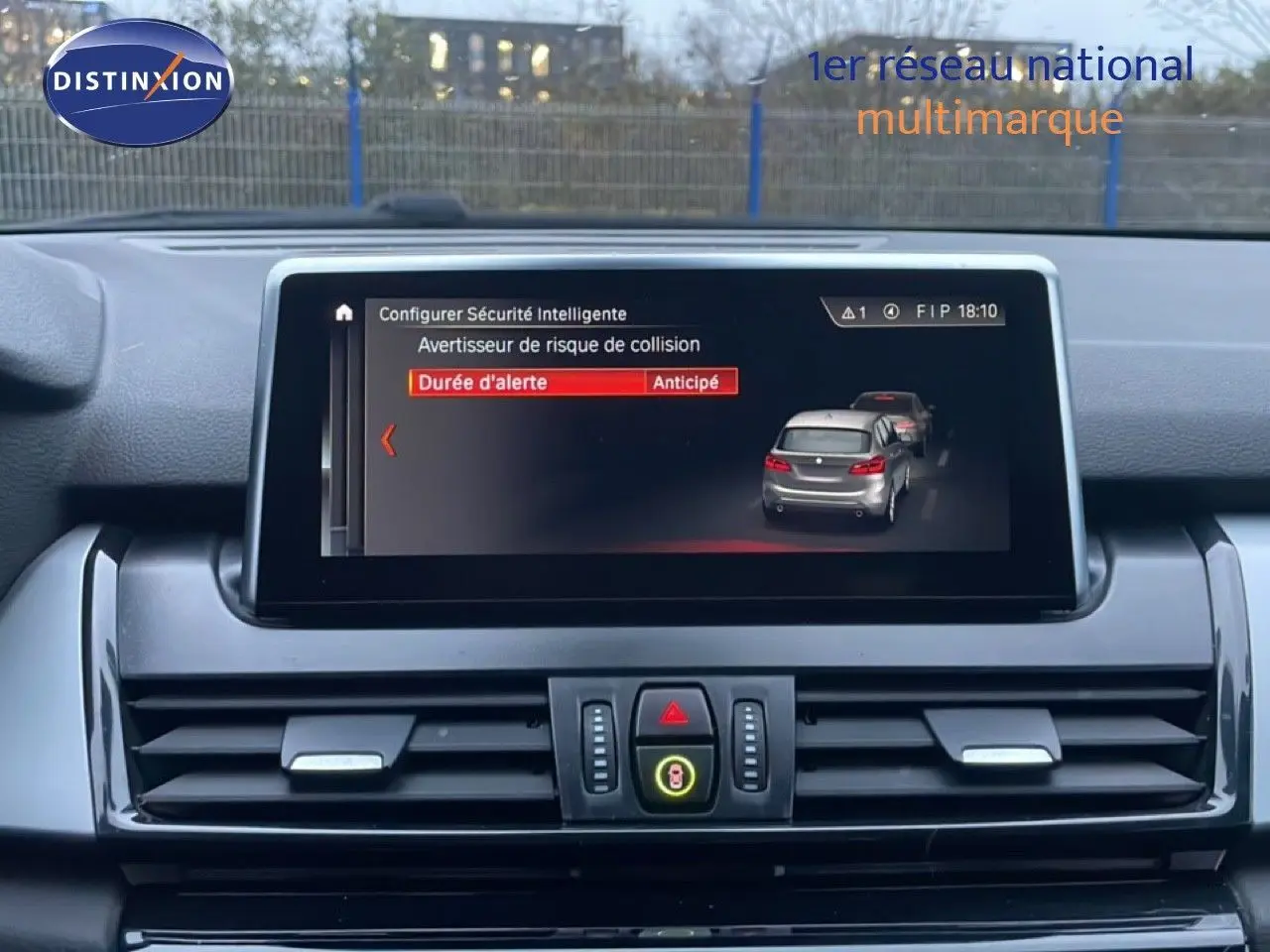 Vue intérieure du tableau de bord de la BMW Série 2 Active Tourer 225XE, écran affichant l’alerte de collision.