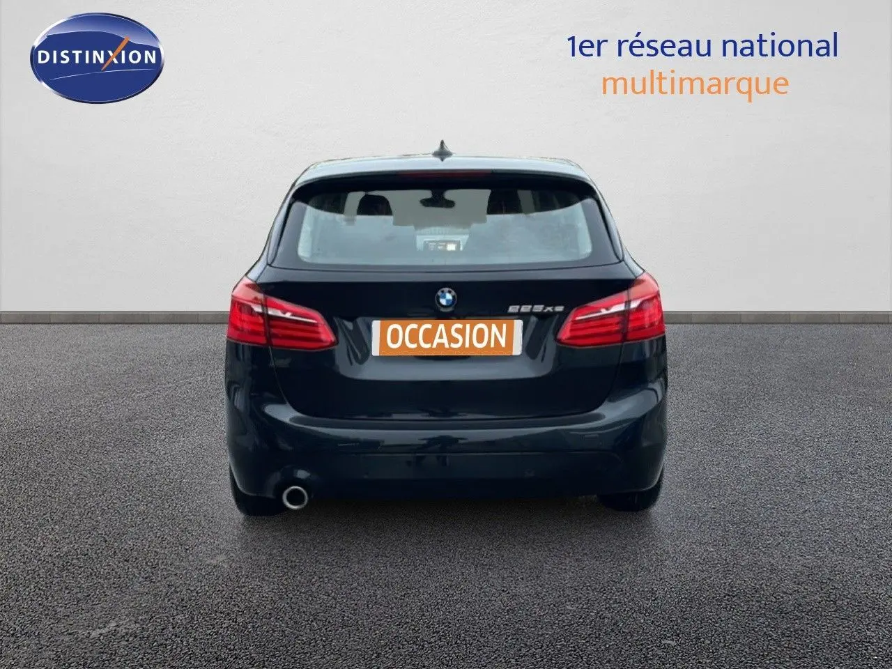 Vue arrière d'une BMW Série 2 Active Tourer noire Saphir Métal avec feux rouges et plaque "OCCASION" visible.