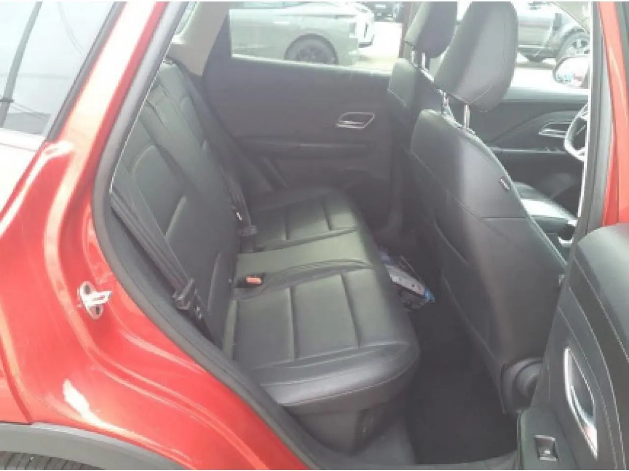 Vue intérieure arrière côté gauche du MG ZS 1.5 Hybrid+ 197 Luxury rouge Diamond avec sièges en tissu/similicuir noir.