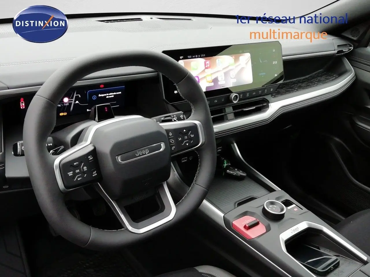 Vue intérieure du tableau de bord et volant Jeep Compass MHEV 2026, avec écran tactile large et finition noire moderne.