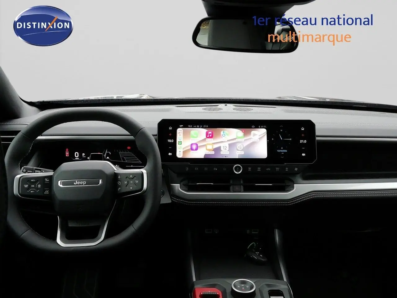 Vue intérieure frontale du tableau de bord du Jeep Compass noir Vulcano, avec écran tactile large et volant multifonction.