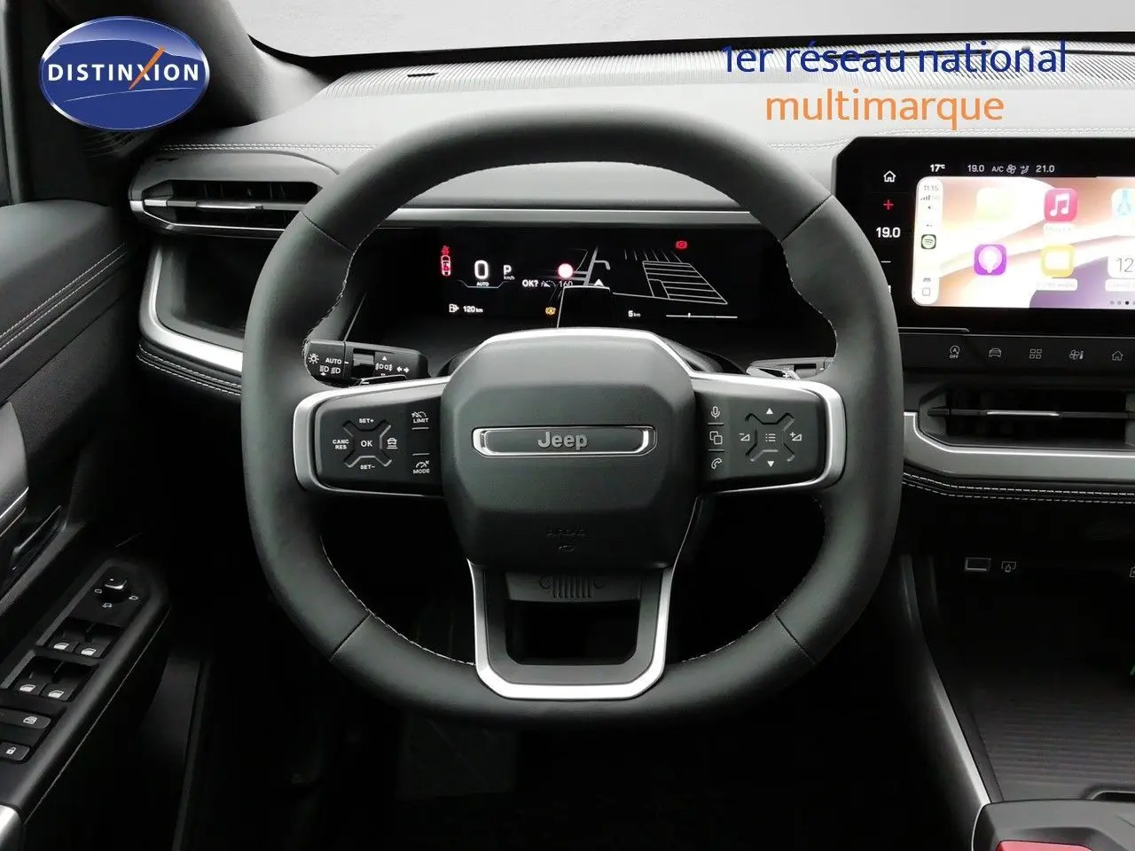 Vue intérieure centrée sur le volant Jeep Compass 2026, tableau de bord numérique et écran tactile moderne.