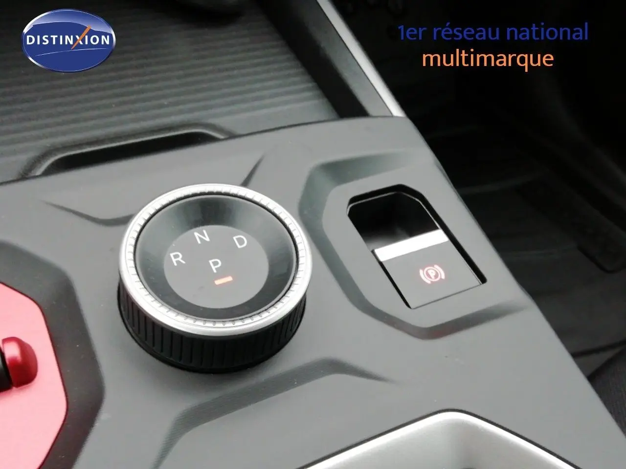 Gros plan sur la molette de sélection de la boîte automatique et le frein à main électronique du Jeep Compass 2026.