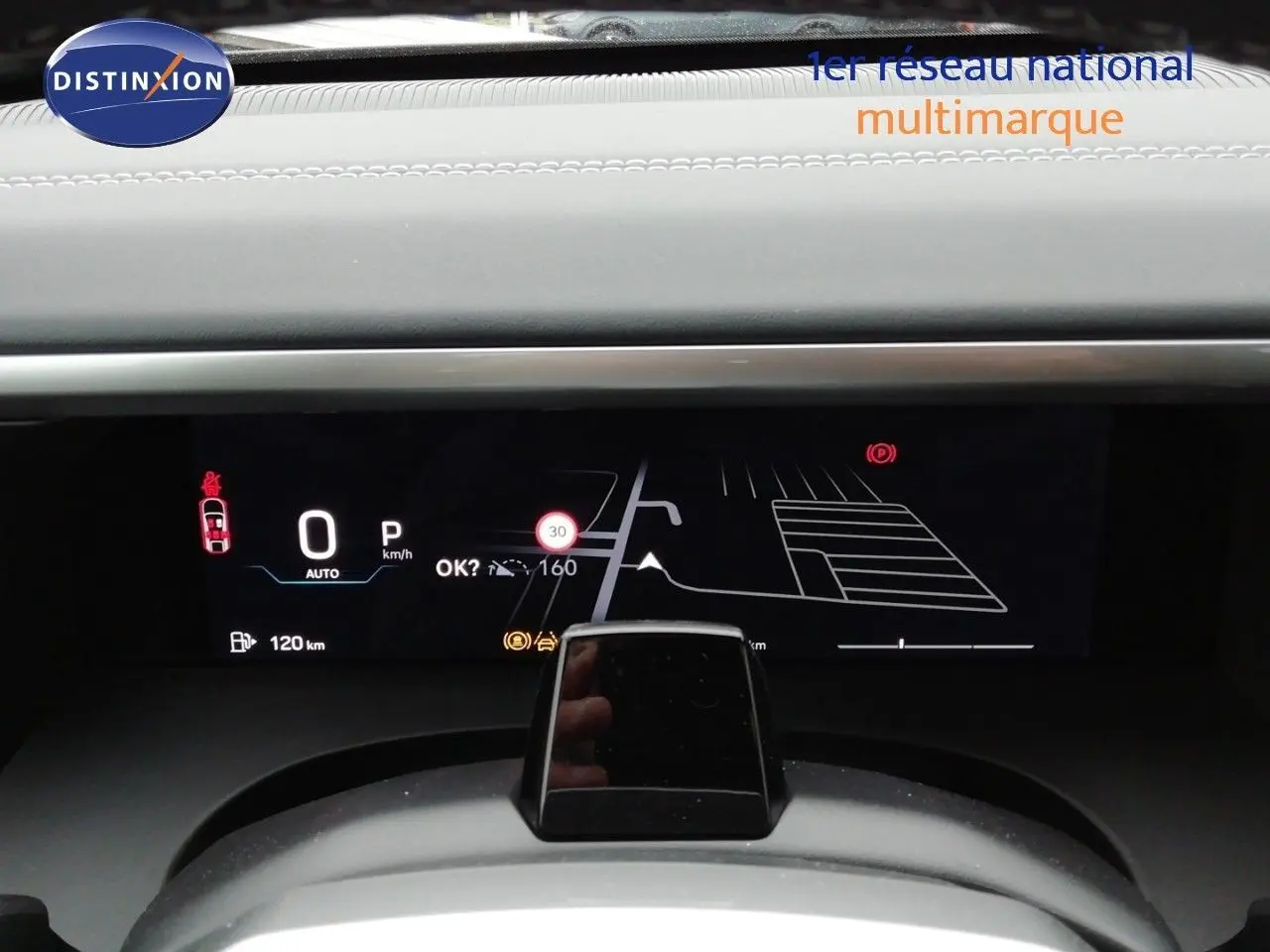 Tableau de bord numérique du Jeep Compass noir Vulcano, affichant la navigation et la vitesse à l'arrêt.