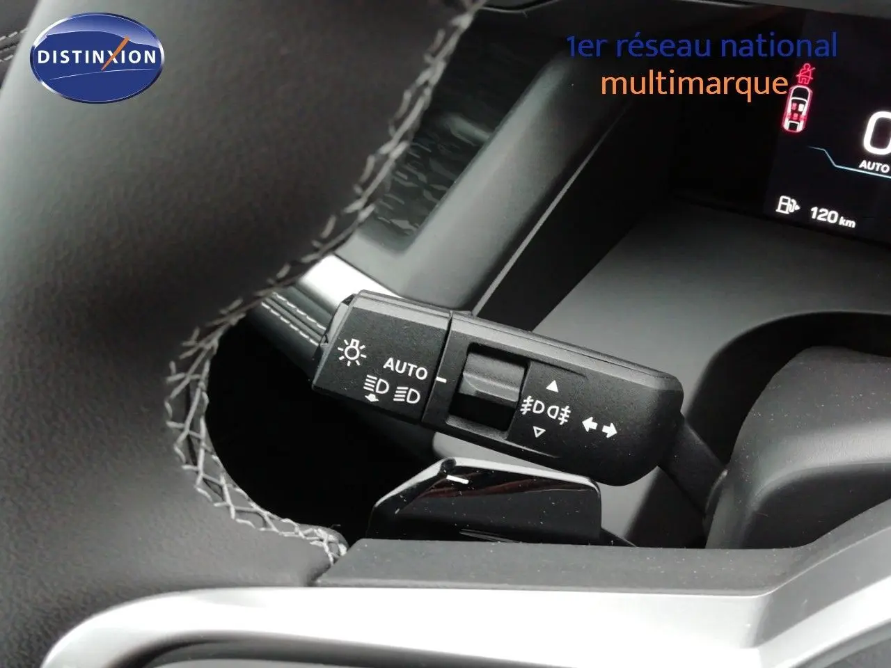Gros plan sur la commande des feux et clignotants du Jeep Compass noir Vulcano, avec volant en cuir et tableau de bord numérique.