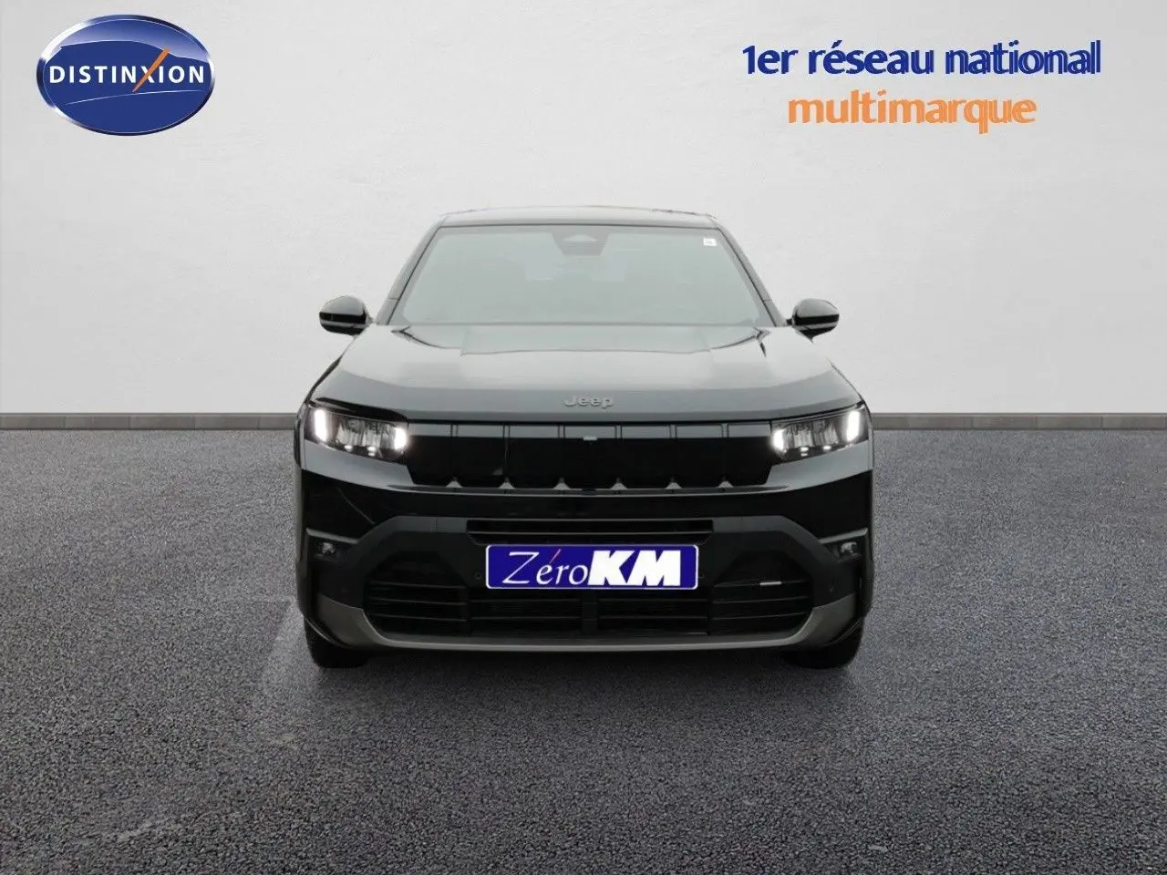 Vue avant d'un Jeep Compass noir Vulcano métal avec calandre noire et phares allumés sur fond neutre.