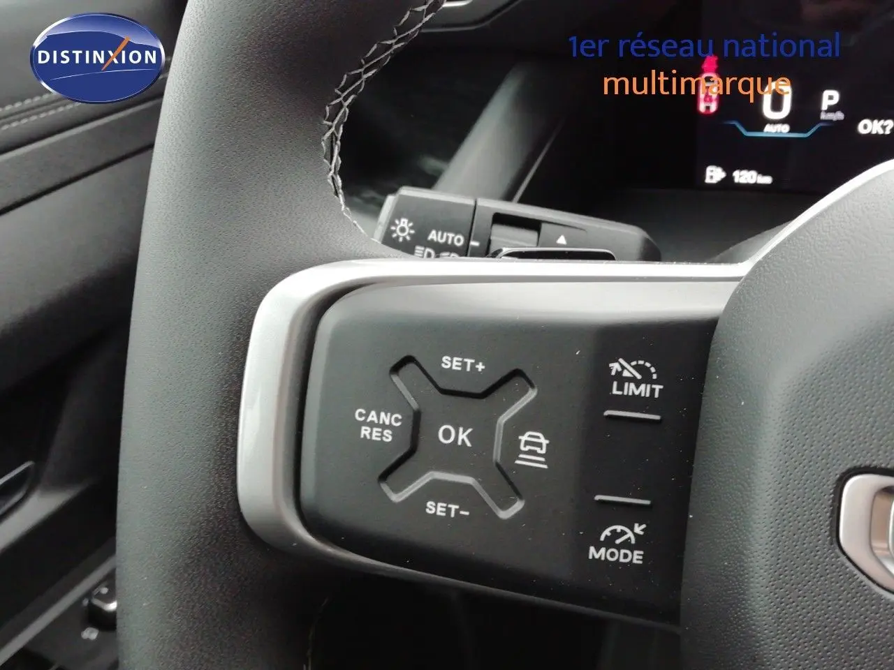 Gros plan sur les commandes au volant du Jeep Compass 2026 noir Vulcano, avec affichage digital en arrière-plan.