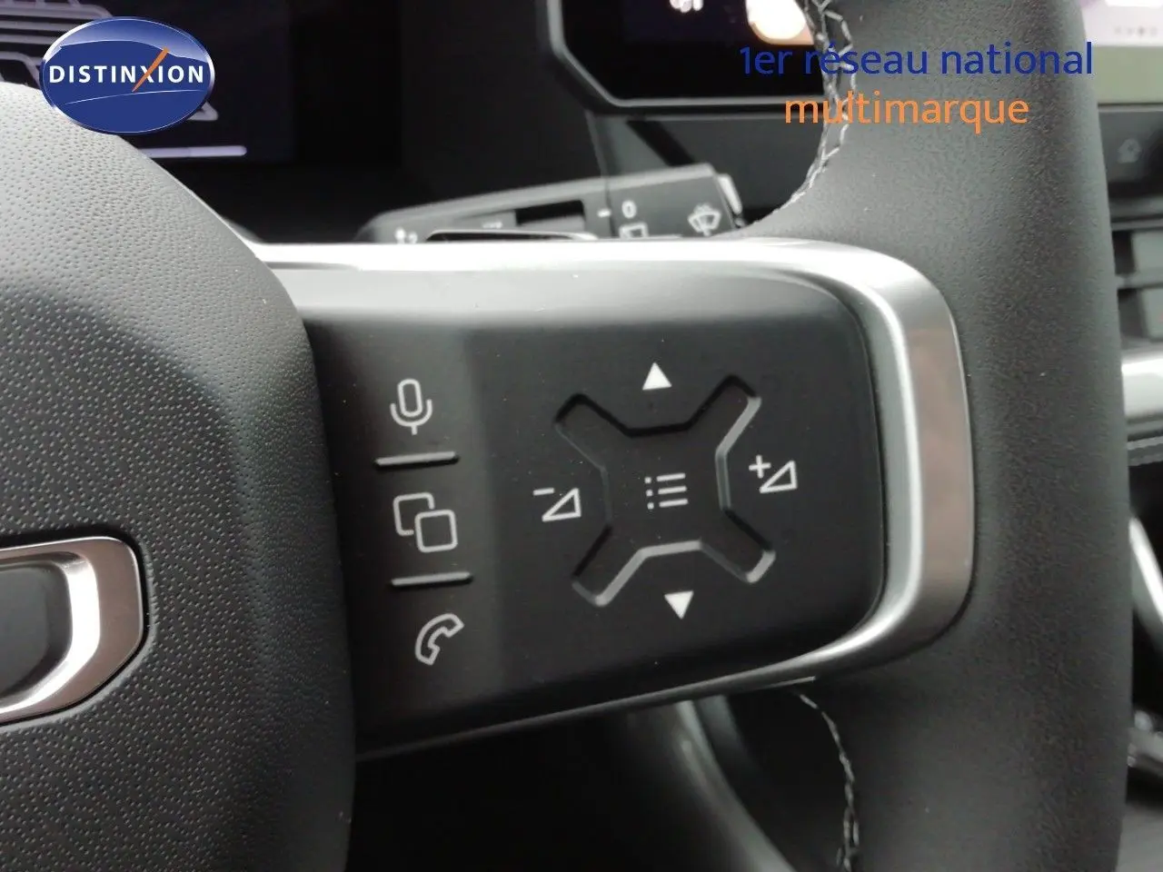 Gros plan sur les commandes multifonctions du volant noir du Jeep Compass MHEV 145CH BVA Altitude 2026.