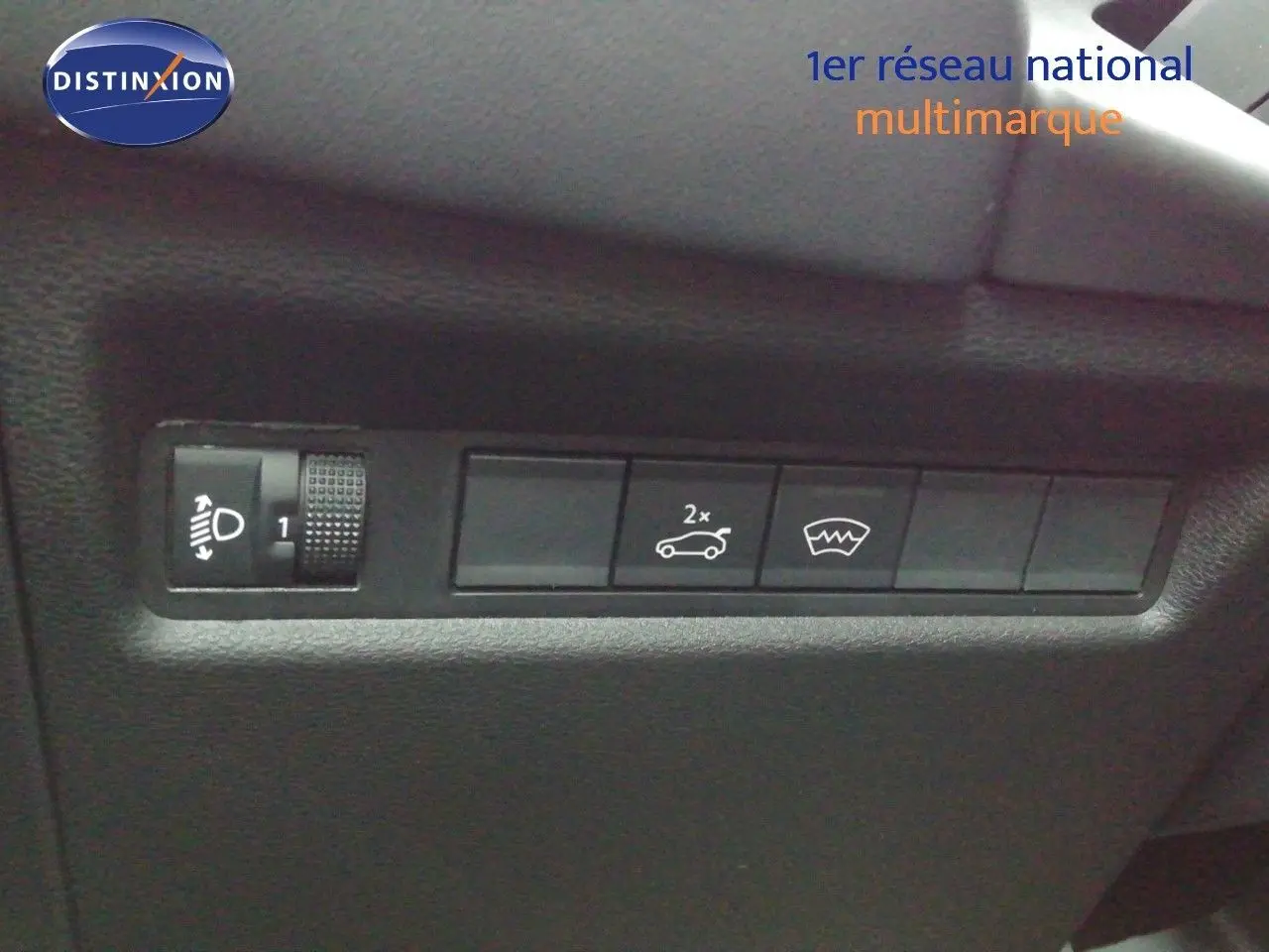 Gros plan sur les boutons de commande intérieurs du Jeep Compass noir Vulcano 2026, avec réglage des phares et ouverture du coffre.