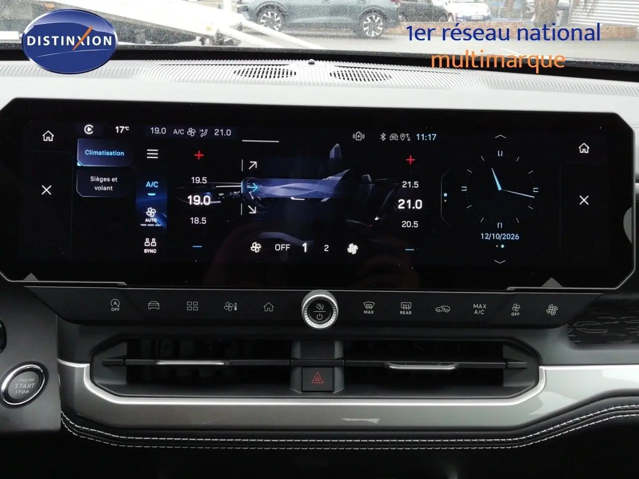 Vue rapprochée de l’écran tactile central du Jeep Compass noir Vulcano 2026, affichant la climatisation et l’horloge digitale.