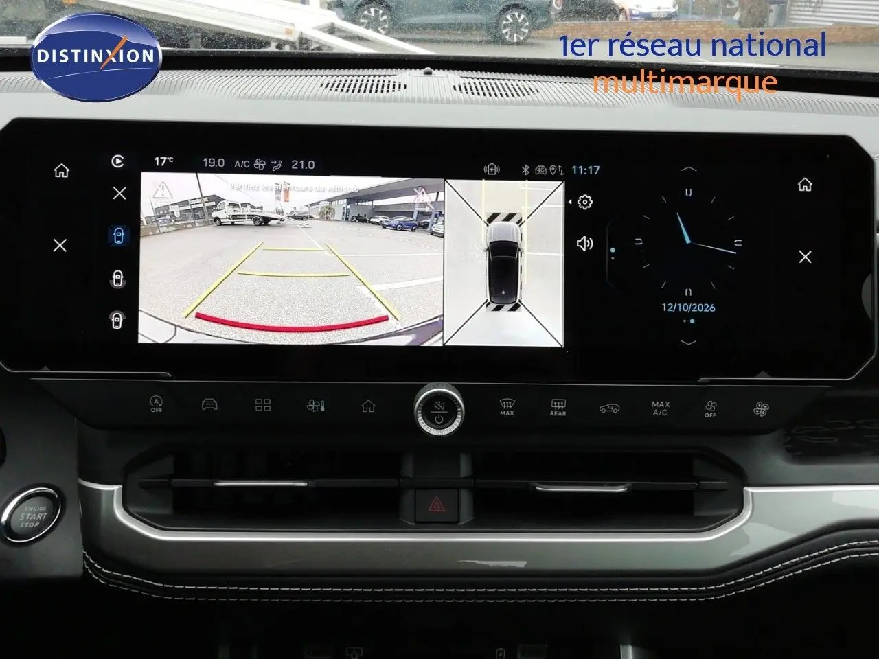 Vue rapprochée de l'écran central du Jeep Compass 2026 noir Vulcano, affichant la caméra de recul et la vue 360° du véhicule.