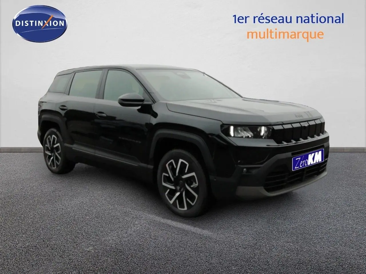 Jeep Compass noir Vulcano métal en vue 3/4 avant droit, avec jantes alliage et calandre distinctive.