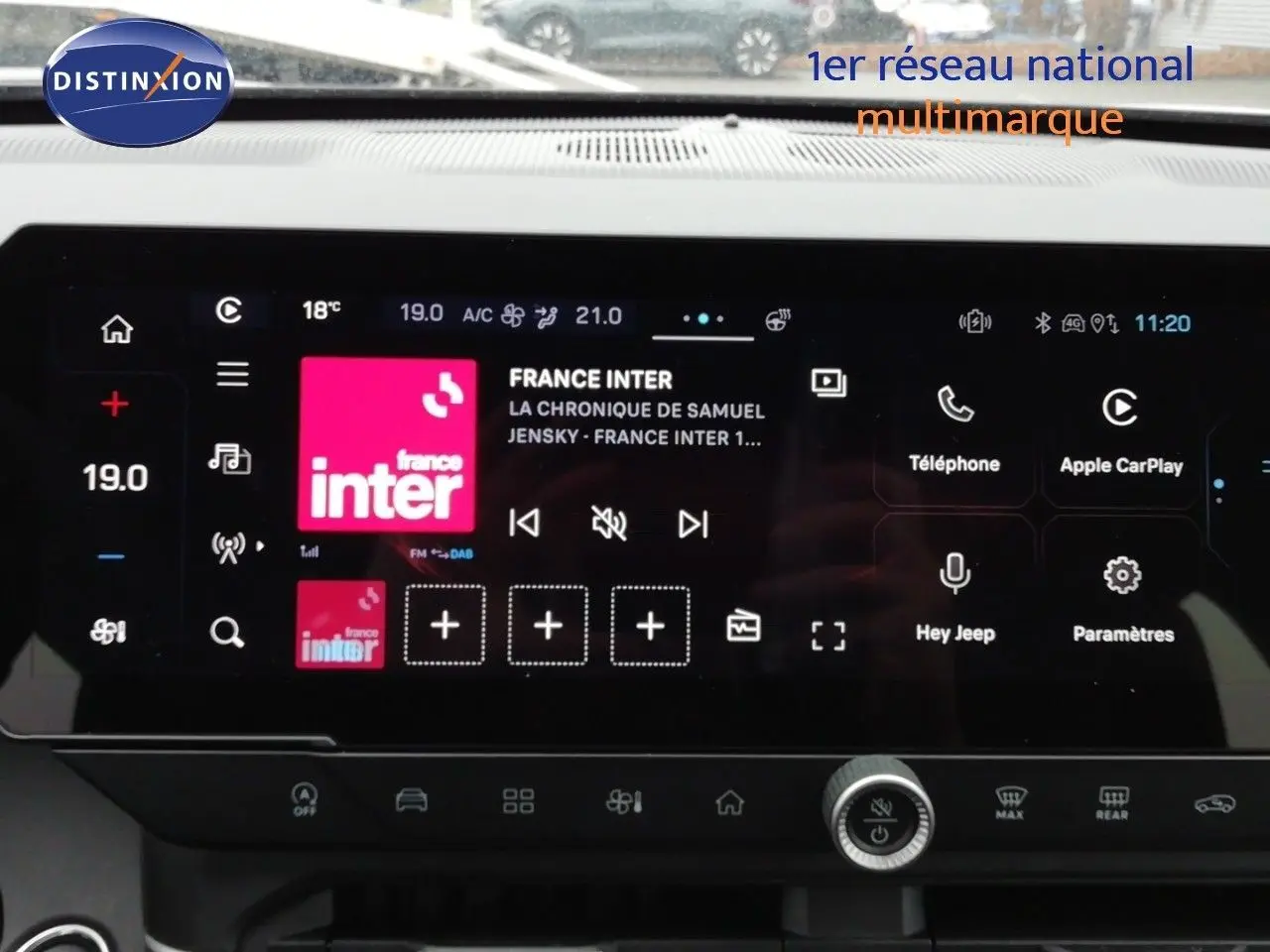 Vue rapprochée de l’écran tactile central du Jeep Compass 2026 noir Vulcano, affichant l’interface multimédia et climatisation.