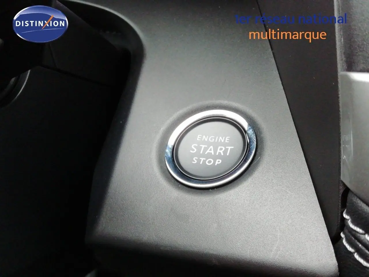 Gros plan sur le bouton moteur start/stop dans l’habitacle du Jeep Compass noir Vulcano 2026.