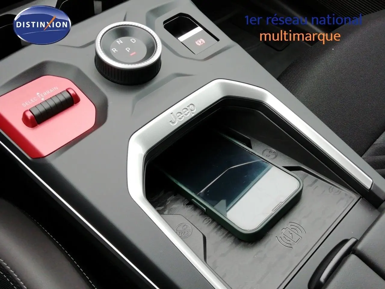Gros plan sur la console centrale du Jeep Compass noir Vulcano, avec molette de boîte auto et zone de recharge sans fil.