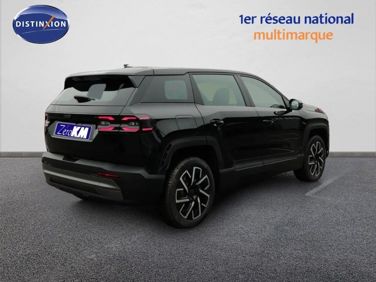 Vue 3/4 arrière droite du Jeep Compass noir Vulcano métal avec feux LED et jantes distinctives.