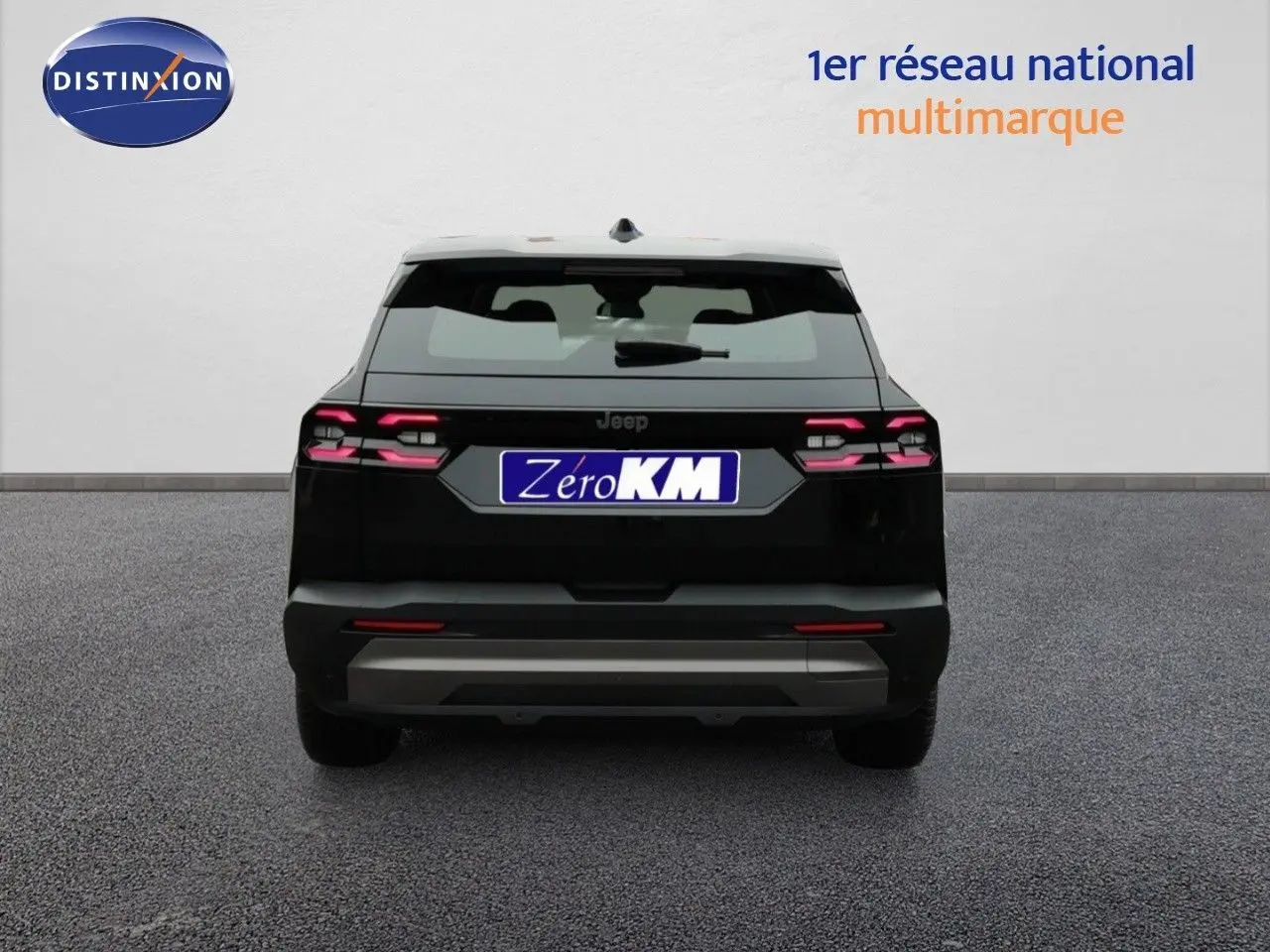 Vue arrière d'un Jeep Compass noir Vulcano Metal 2026 avec feux arrière LED et plaque Zéro KM.